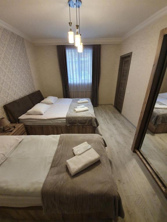 Postel nebo postele na pokoji v ubytování Kazbegi Guide