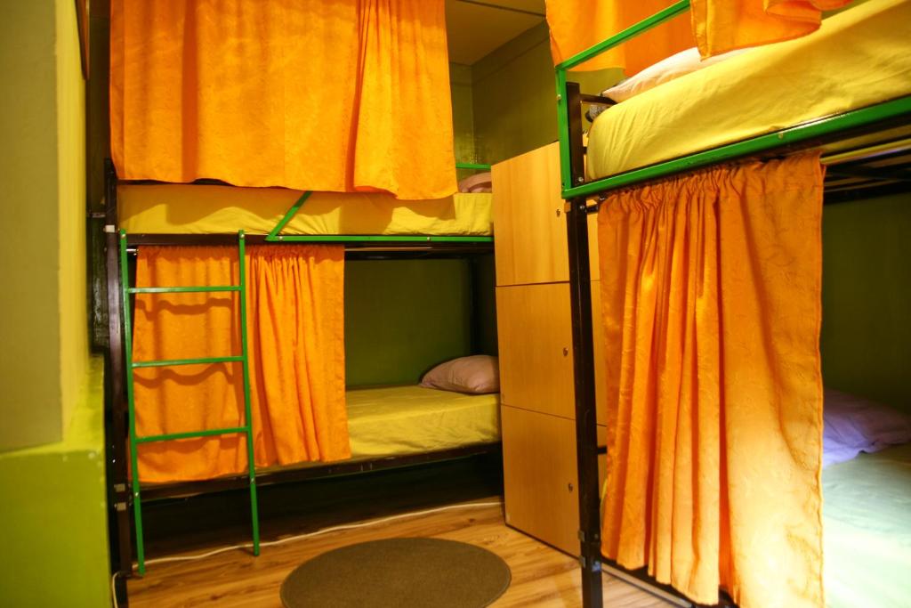 Palanda nebo palandy na pokoji v ubytování Shanti Hostel