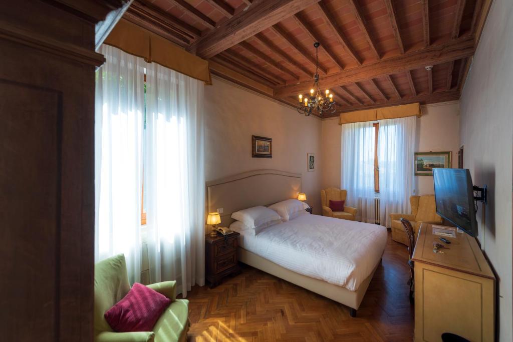 Postel nebo postele na pokoji v ubytování Villa Scacciapensieri Boutique Hotel