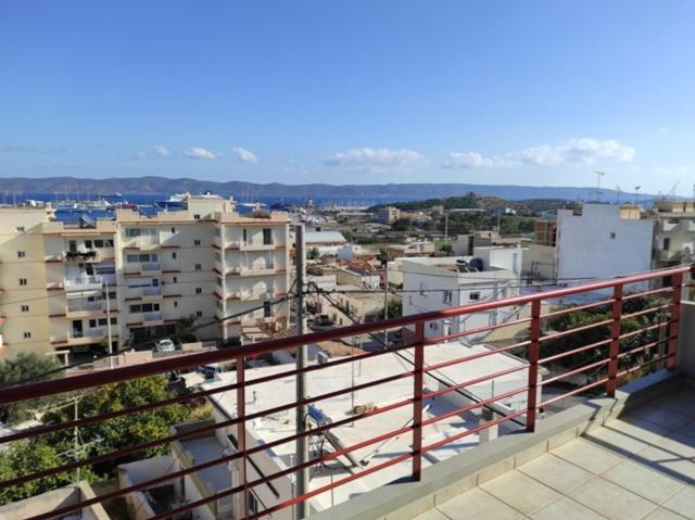 balkon z widokiem na miasto w obiekcie 5 Sterne Zeus City Apartment mit Meerblick w mieście Lawrio