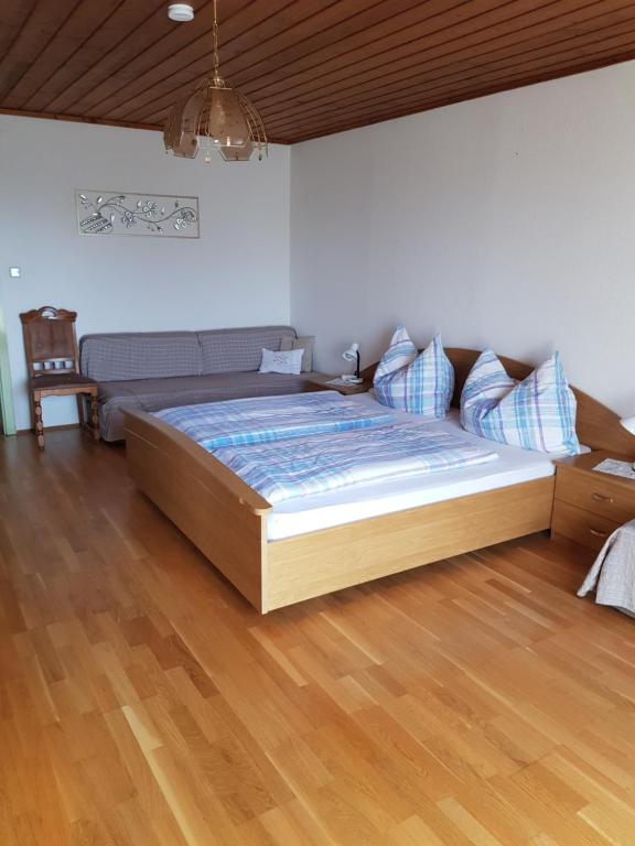 Postel nebo postele na pokoji v ubytování Obstbau und Gästezimmer Stani