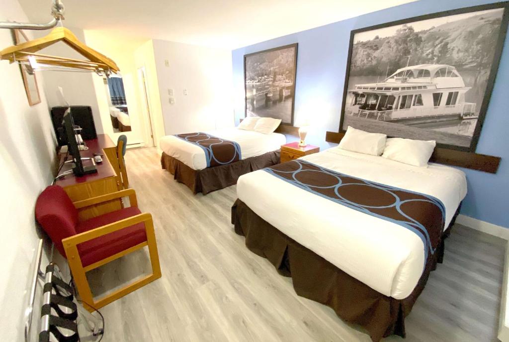 Postel nebo postele na pokoji v ubytování Super 8 by Wyndham Sicamous