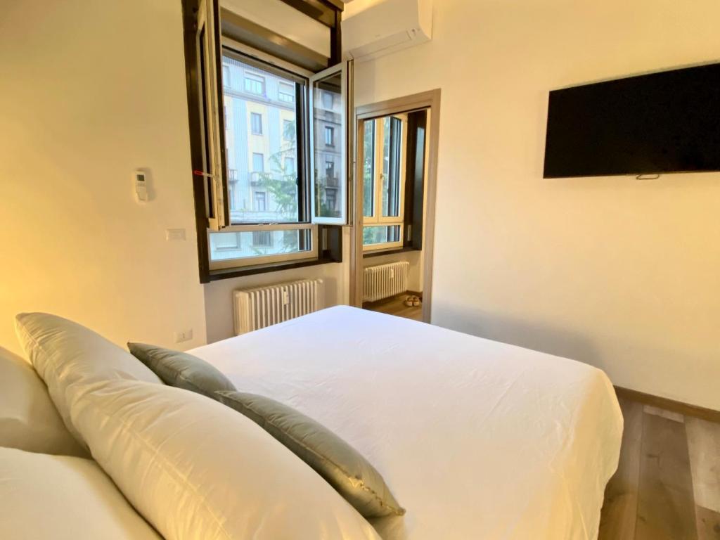 A television and/or entertainment centre at Suite boutique Moscova