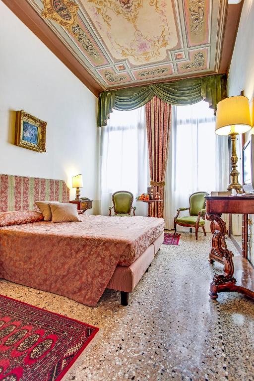 Postel nebo postele na pokoji v ubytování Palazzo Schiavoni Residenza d'epoca & Suite-Apartments
