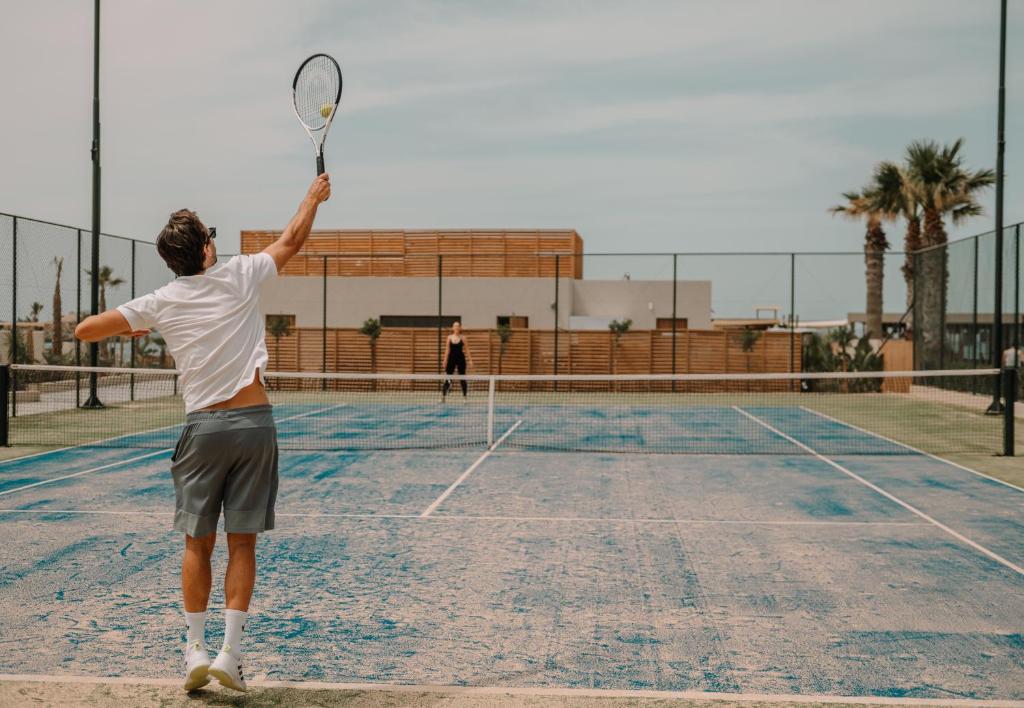 Tenis a/nebo squash v ubytování Unique Blue! Resort and Villas Adults Only nebo okolí