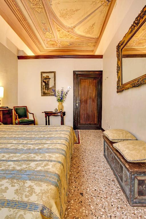 Postel nebo postele na pokoji v ubytování Palazzo Schiavoni Residenza d'epoca & Suite-Apartments