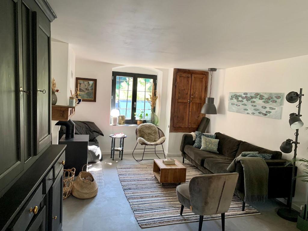 een woonkamer met een bank en een tafel bij Villa Le Ponteil in Les Deux Alpes