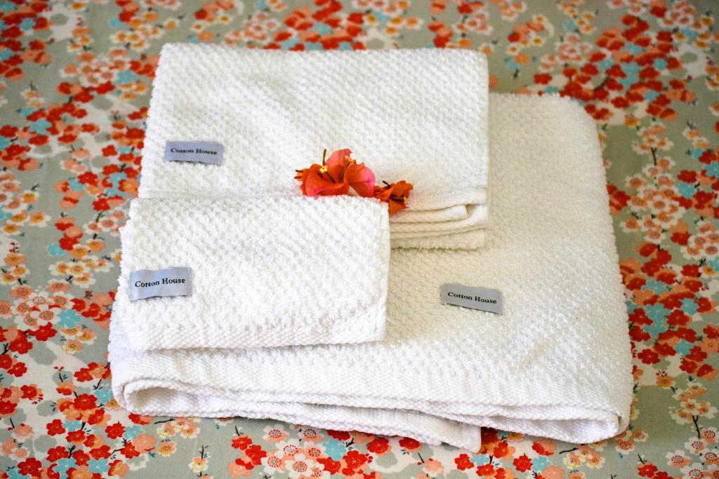 a pile of towels sitting on top of a table at Casa Levante in Canosa di Puglia