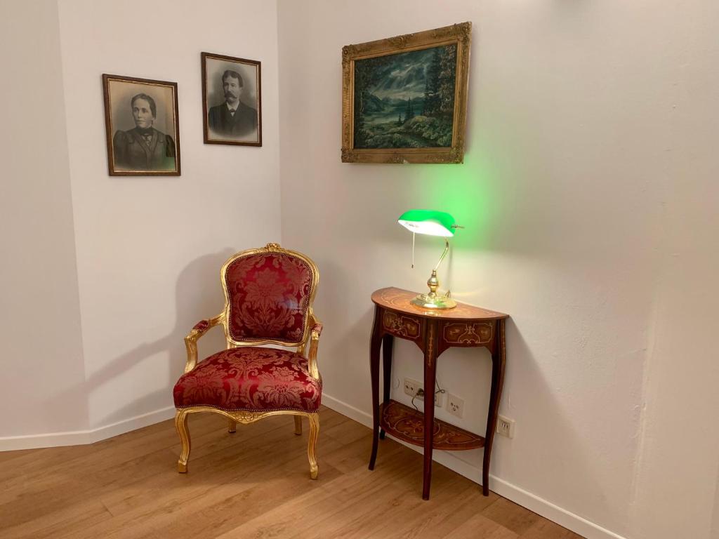 a room with a chair and a table with a lamp at Königlich & modern See- und Zentrumsnah in Prien am Chiemsee