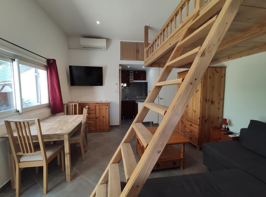 Cette chambre dispose d'une table en bois et d'un escalier en bois. dans l'établissement Joli studio au calme, à Toulon