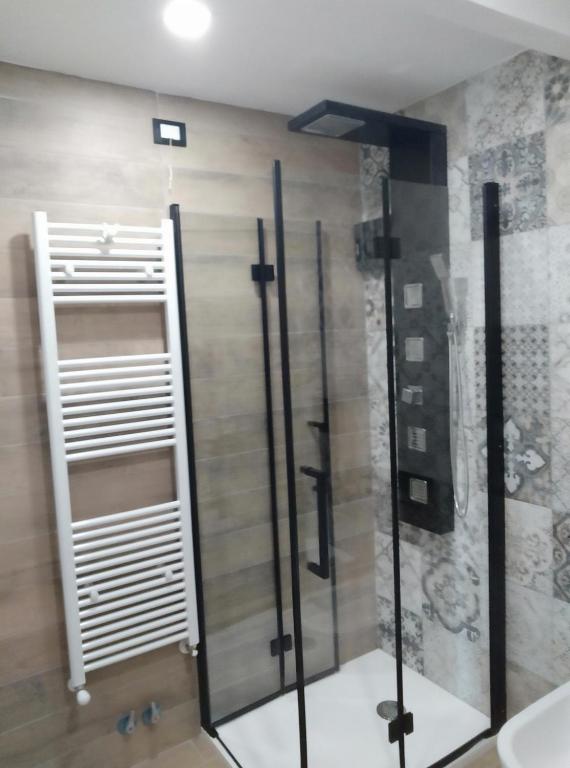 Torricella Peligna的住宿－la Casa sul Corso -- alloggio turistico -- appartamento open space，浴室里设有玻璃门淋浴
