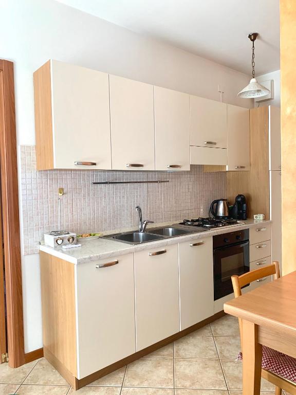 Kuchyňa alebo kuchynka v ubytovaní La casa di Paola