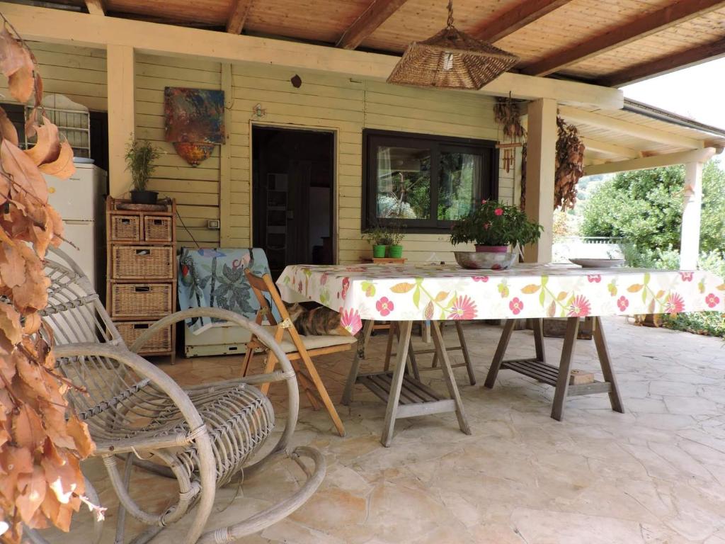 un tavolo e sedie sul patio di una casa di CaMatri nature&family a Piedimonte Etneo