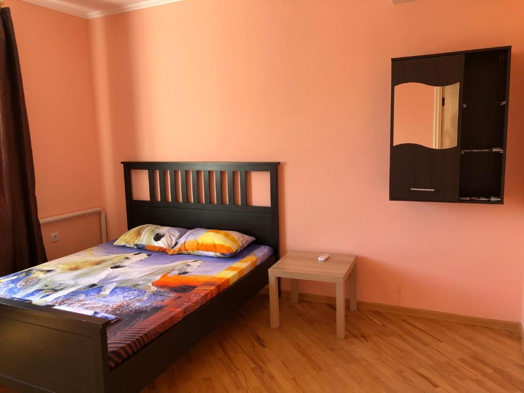 クラスノダールにあるГостевой дом Ассортиの小さなベッドルーム(ベッド1台、鏡付)
