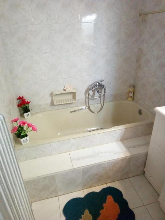 A bathroom at Villa Angela, Traditional Villa in the village