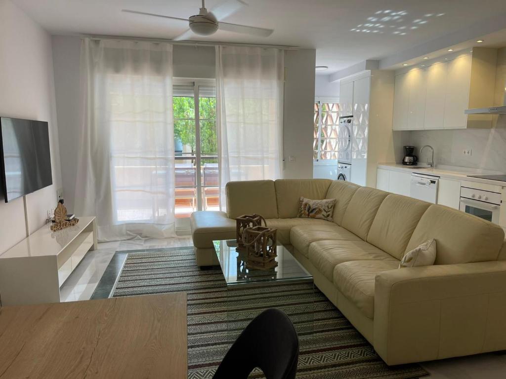 TV a/nebo společenská místnost v ubytování Marbella playa Residencial con piscina