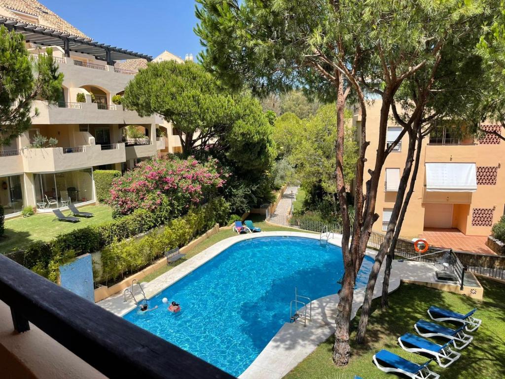 an overhead view of a swimming pool at a hotel at Marbella playa Residencial con piscina in Marbella