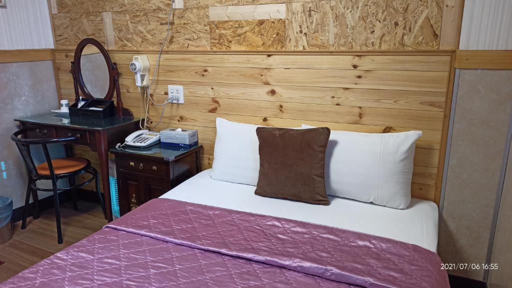 Postel nebo postele na pokoji v ubytování 鑽石大旅社