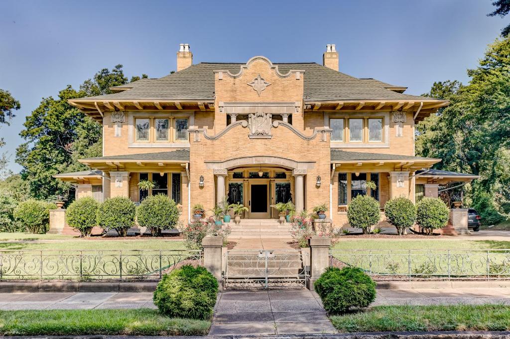 uma grande casa de tijolos com um portão em frente em Oak Hall Bed and Breakfast em Vicksburg