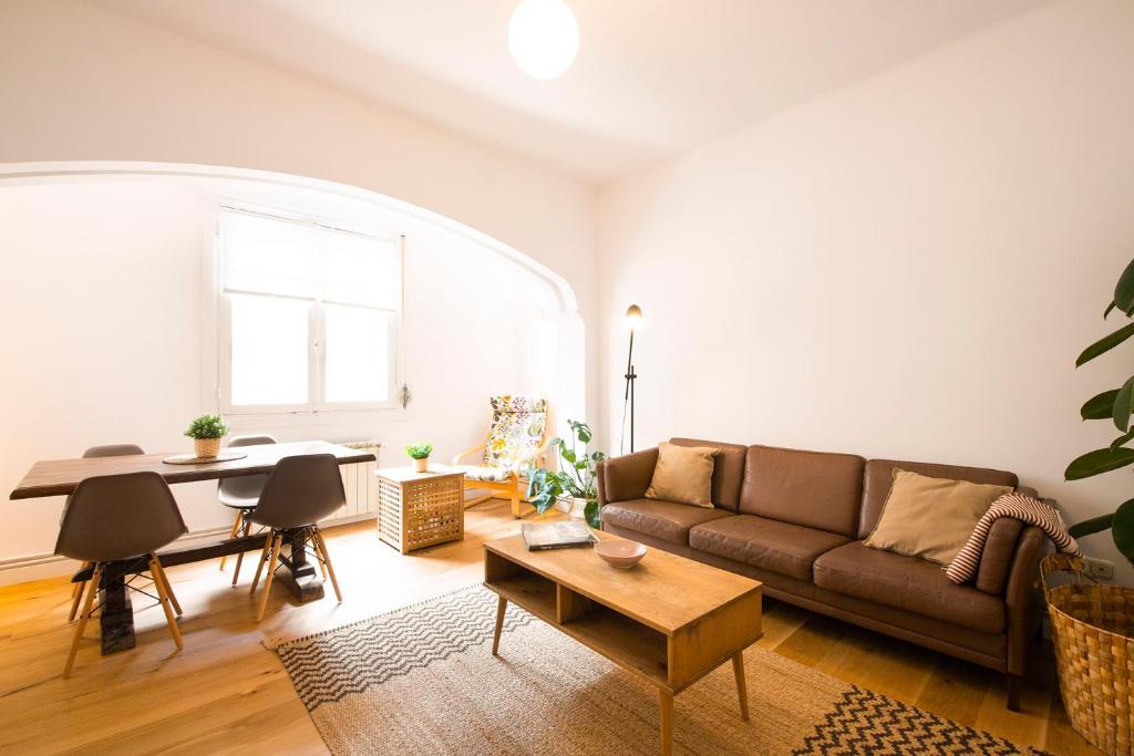 a living room with a couch and a table at Playa Zurriola in San Sebastián