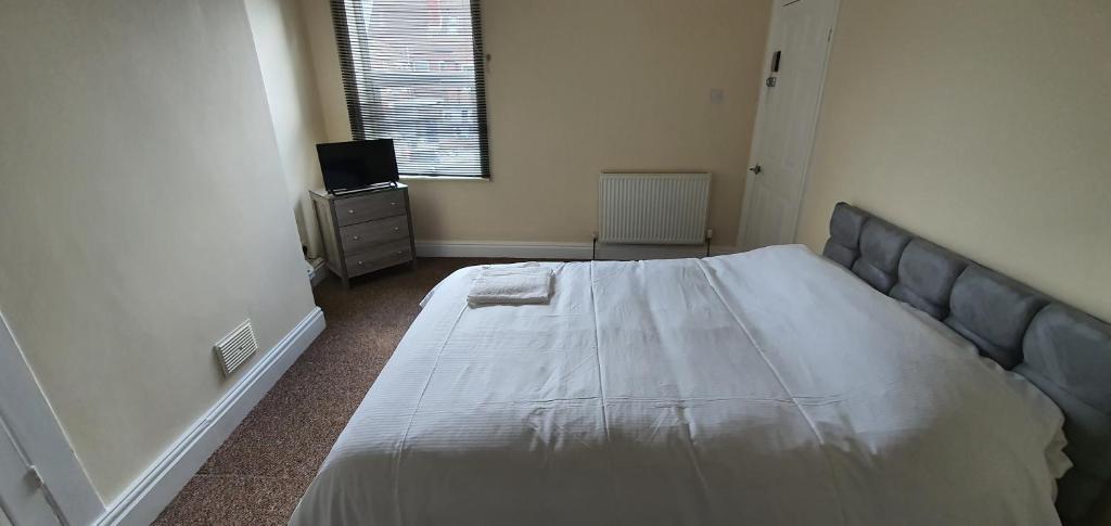 Postel nebo postele na pokoji v ubytování APARTMENT in CENTRAL DONCASTER