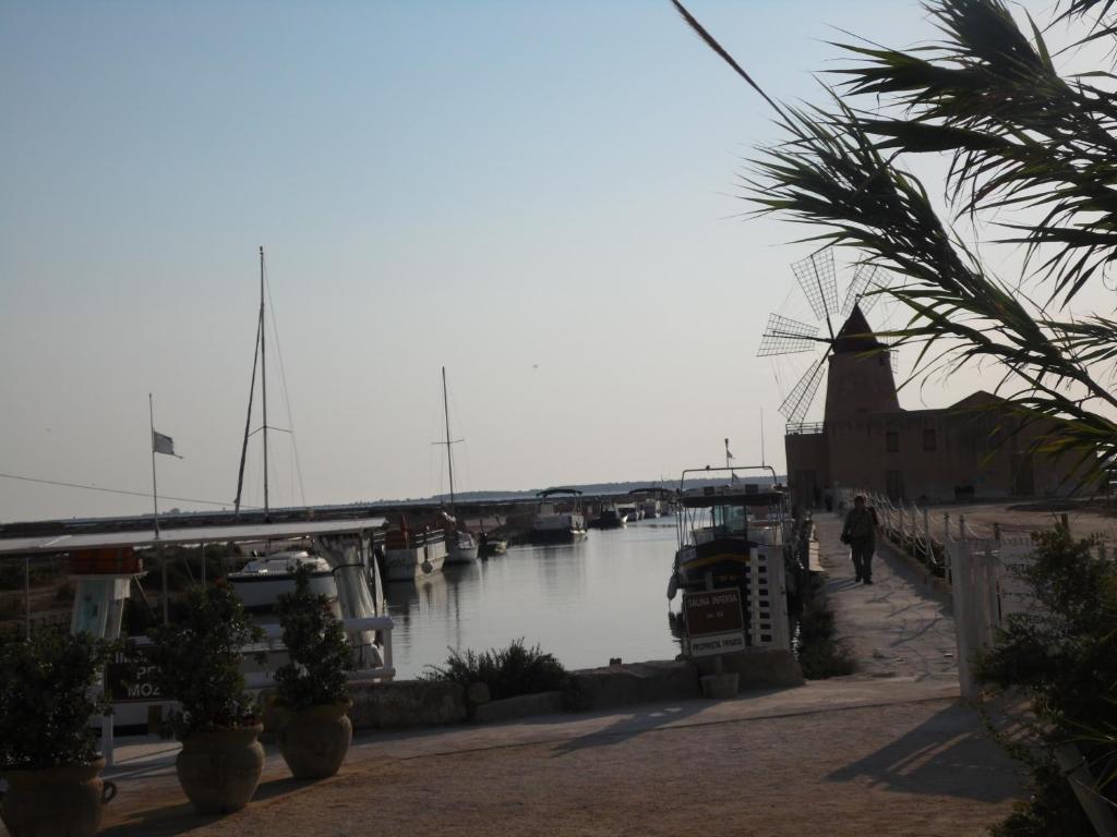 um corpo de água com barcos dentro em Forty One em Marsala