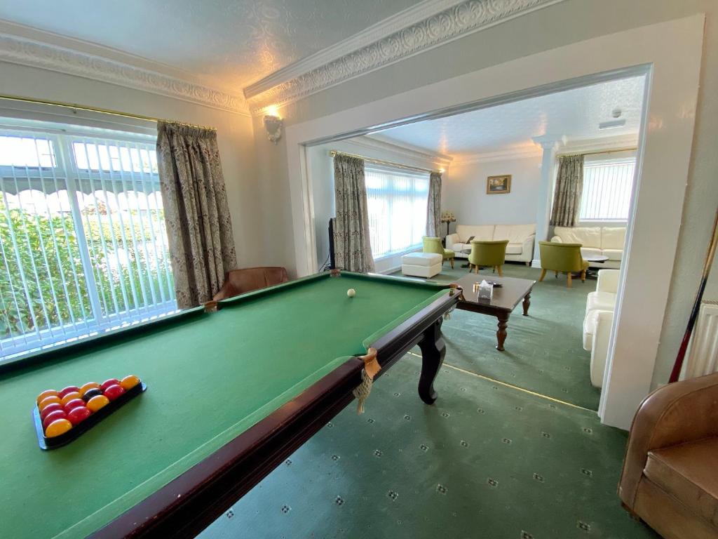 a billiard room with a pool table in a living room at Bryn Noddfa in Morfa Nefyn