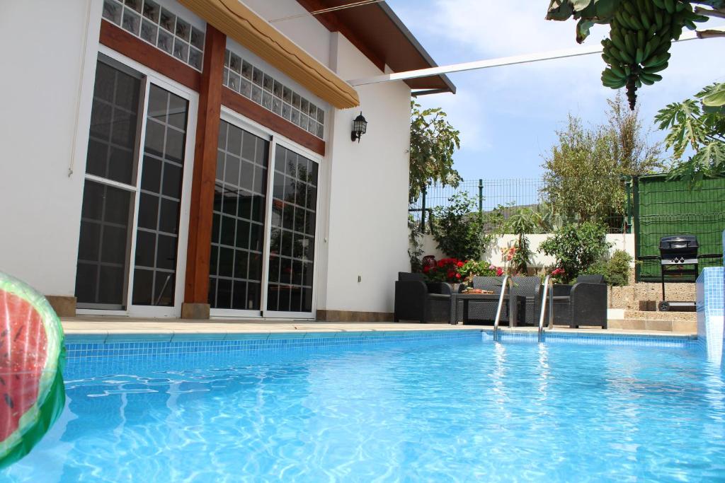 een zwembad voor een huis bij CASA EL OLIVO, TENERIFE in Valle de San Lorenzo