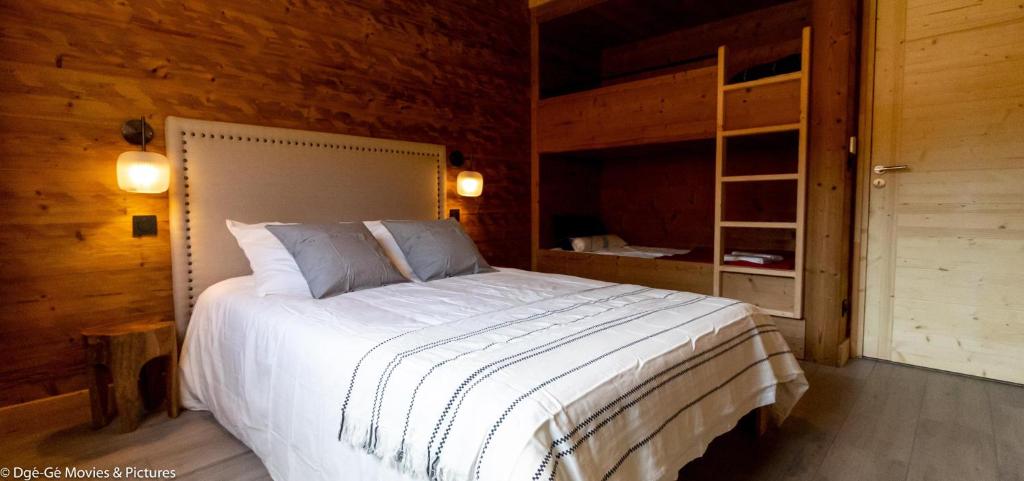 Postel nebo postele na pokoji v ubytování Les Jardins du Hérisson Chalet 2