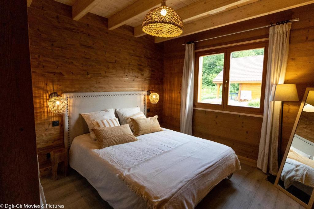 Postel nebo postele na pokoji v ubytování Les Jardins du Hérisson Chalet 2
