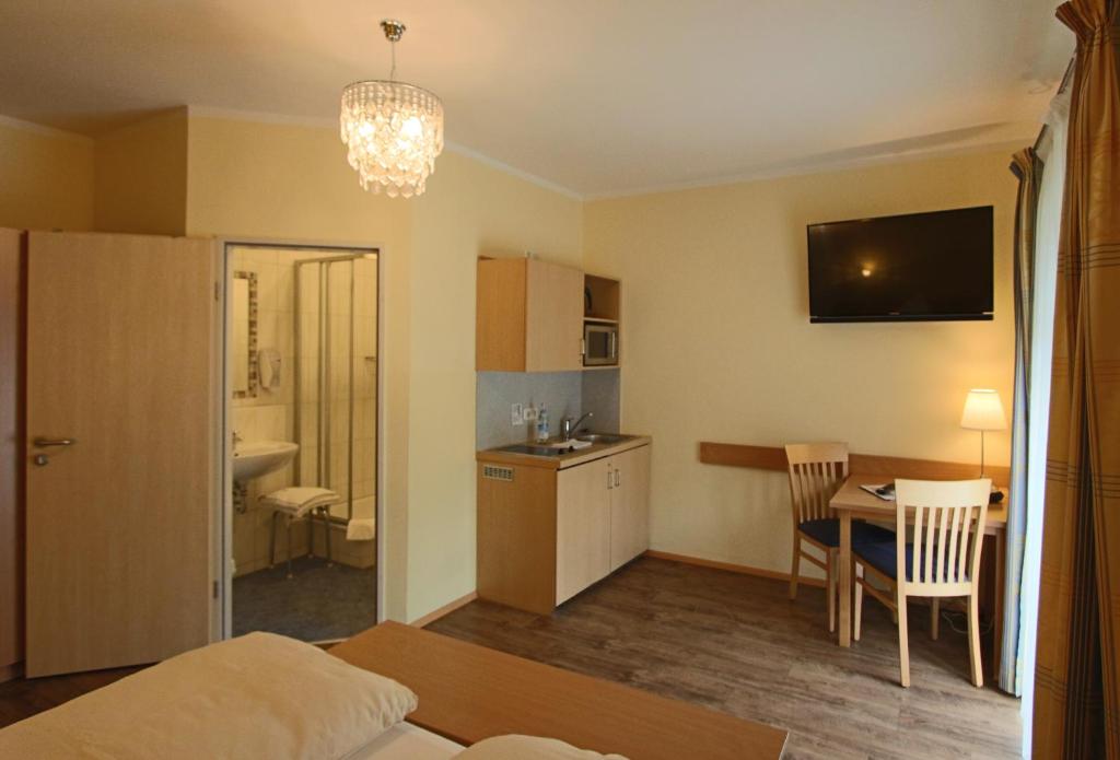 Gästehaus Zehmerhof bei Erding - Double Room With Kitchenette