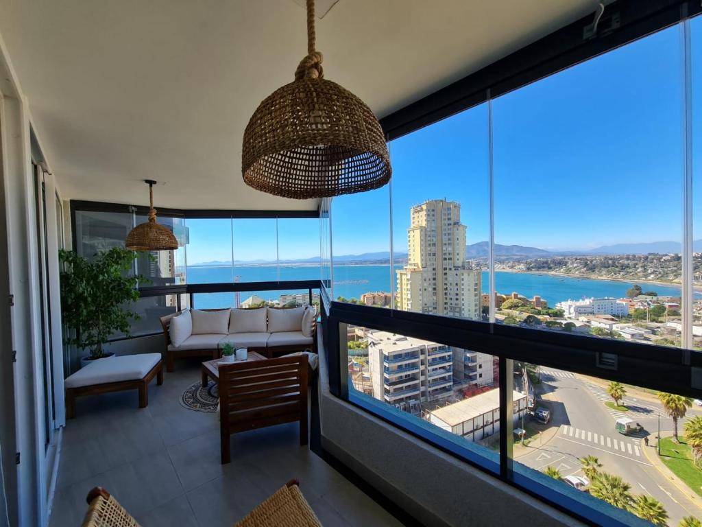 sala de estar con vistas al océano en Espectacular Dpto en costa de montemar en Concón