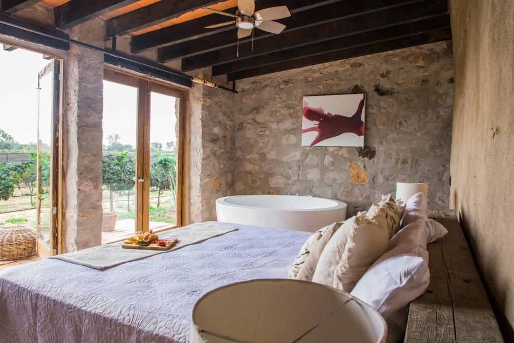 Postel nebo postele na pokoji v ubytování Hotel de Tierra Viñedo y Spa - Aeropuerto Querétaro