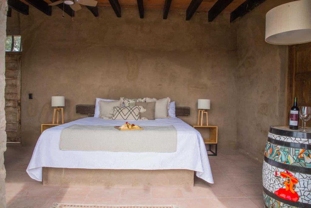 Postel nebo postele na pokoji v ubytování Hotel de Tierra Viñedo y Spa - Aeropuerto Querétaro