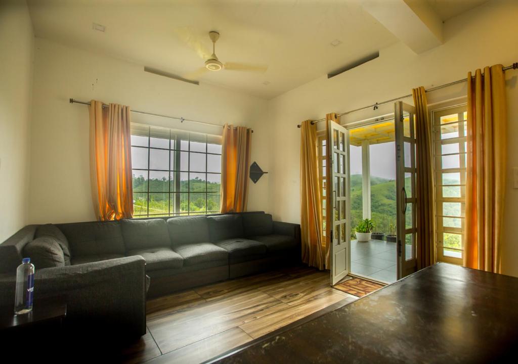 Posezení v ubytování White Stone Vagamon Hilltop Cottage by VOYE HOMES