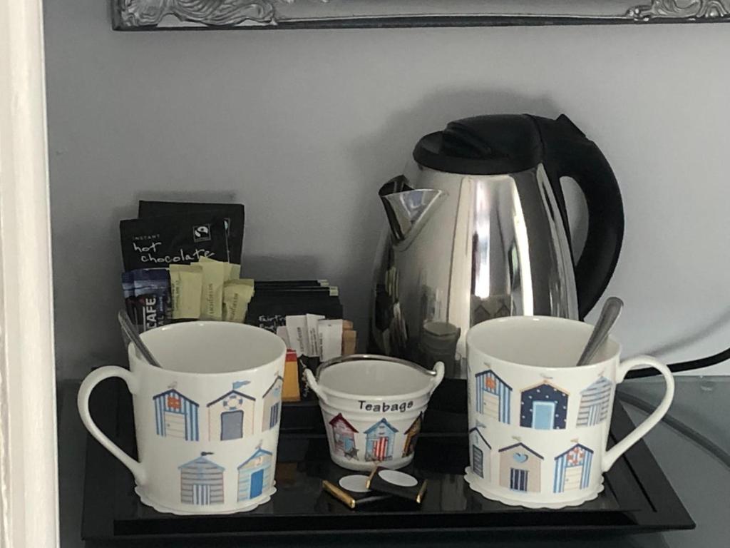 Příslušenství pro přípravu čaje a kávy v ubytování Swanage Haven Boutique Guest House