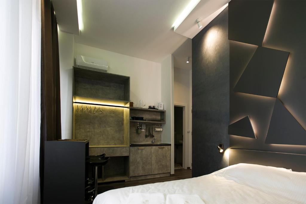 East & West Apartments - Standard Suite
