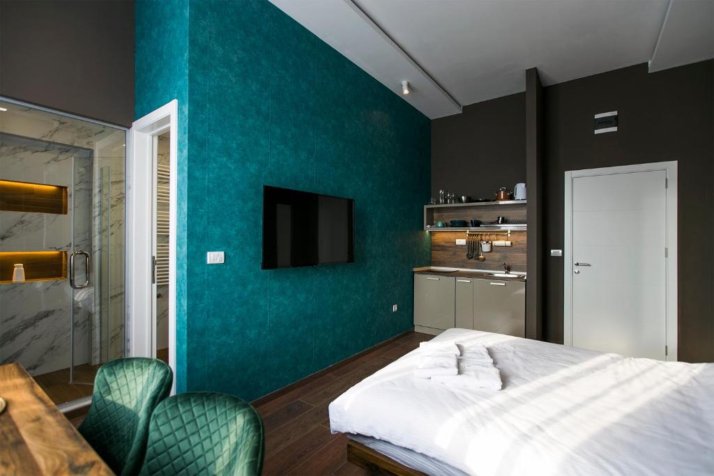East & West Apartments - 