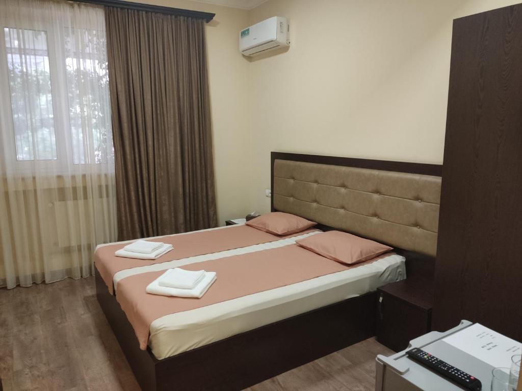 Postel nebo postele na pokoji v ubytování MBM Hotel Yerevan