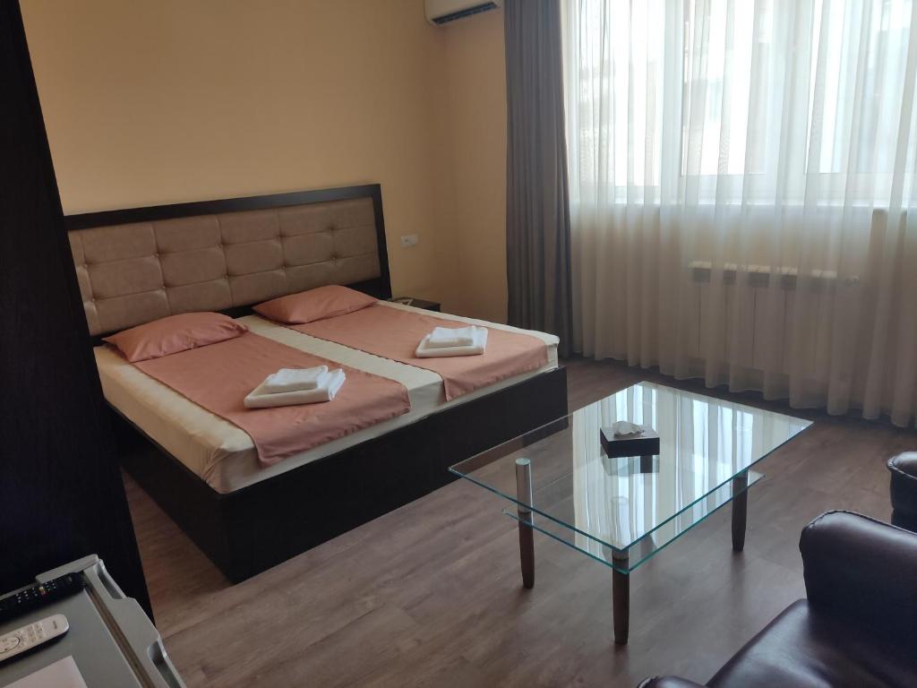 Postel nebo postele na pokoji v ubytování MBM Hotel Yerevan