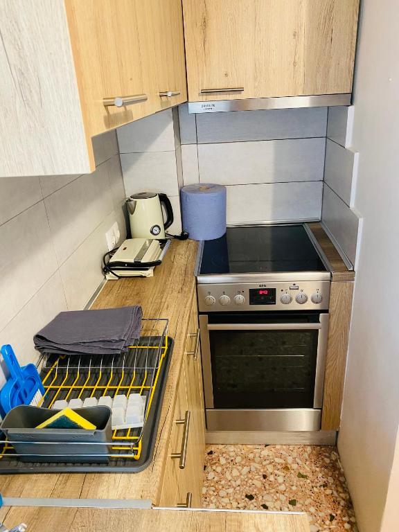 Kuchyňa alebo kuchynka v ubytovaní Studio 32m2 Nefitou Metaxa