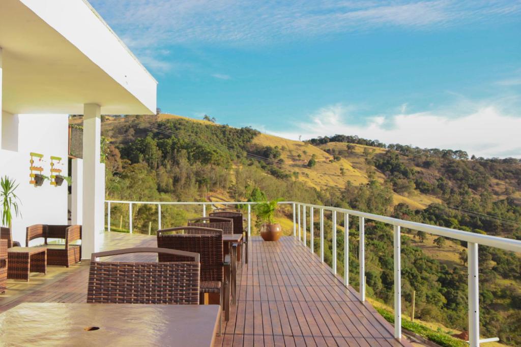 Uma vista da montanha tirada da pousada 