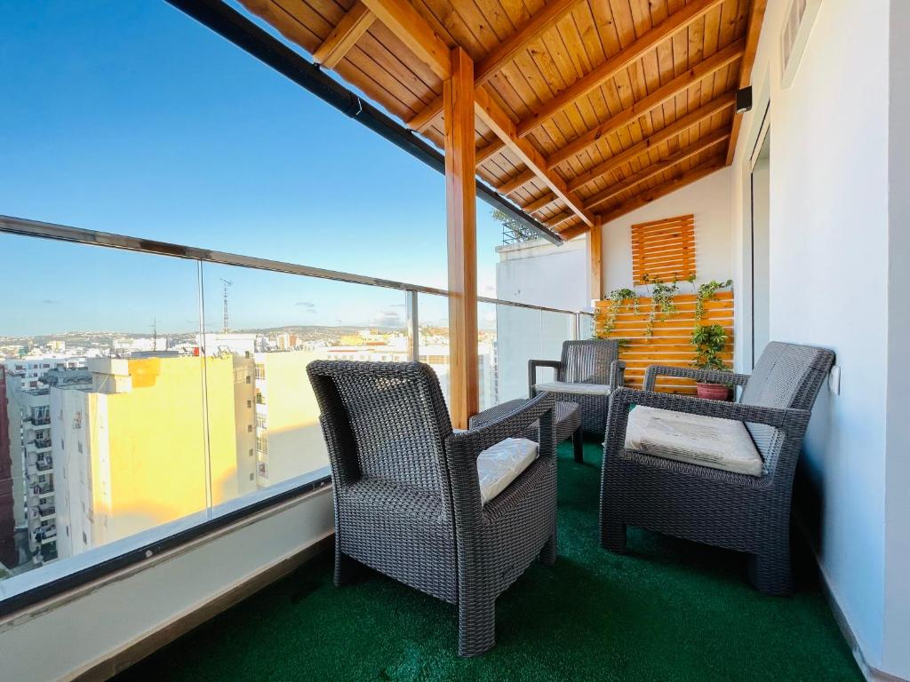 Un balcón o terraza de Zen Apartment in the center of Tangier