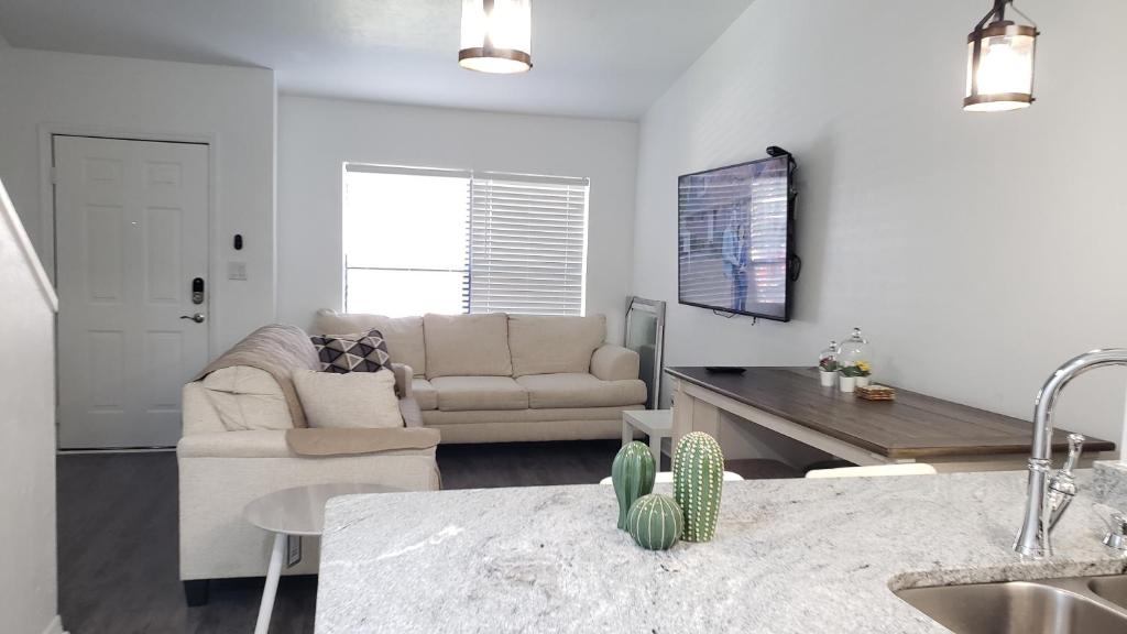 Discover Luxury Condo Steps Away from Celebration Pointe and I-75!的休息区