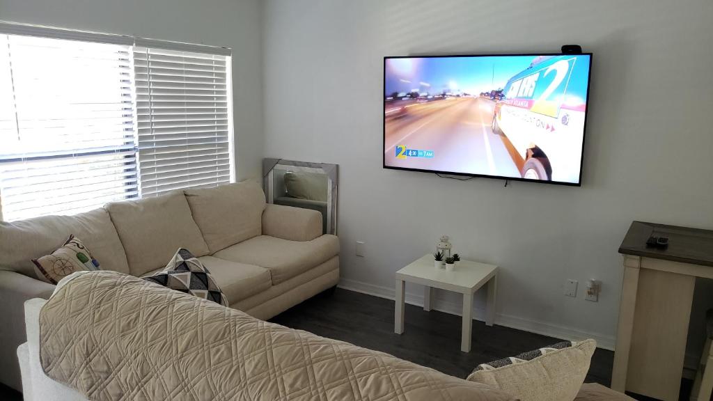 Discover Luxury Condo Steps Away from Celebration Pointe and I-75!的电视和/或娱乐中心