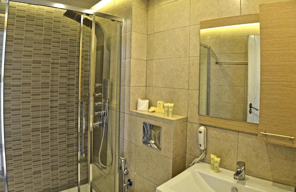 Kúpeľňa v ubytovaní Princess Irini Sea Front ApartHotel