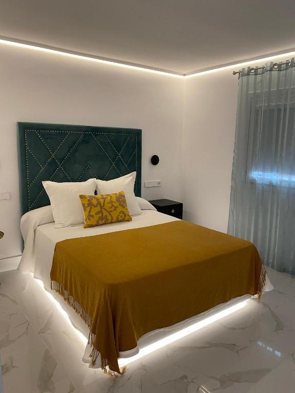 um quarto com uma cama grande e uma cabeceira verde em 13 Love Lives in Ibiza em Ibiza