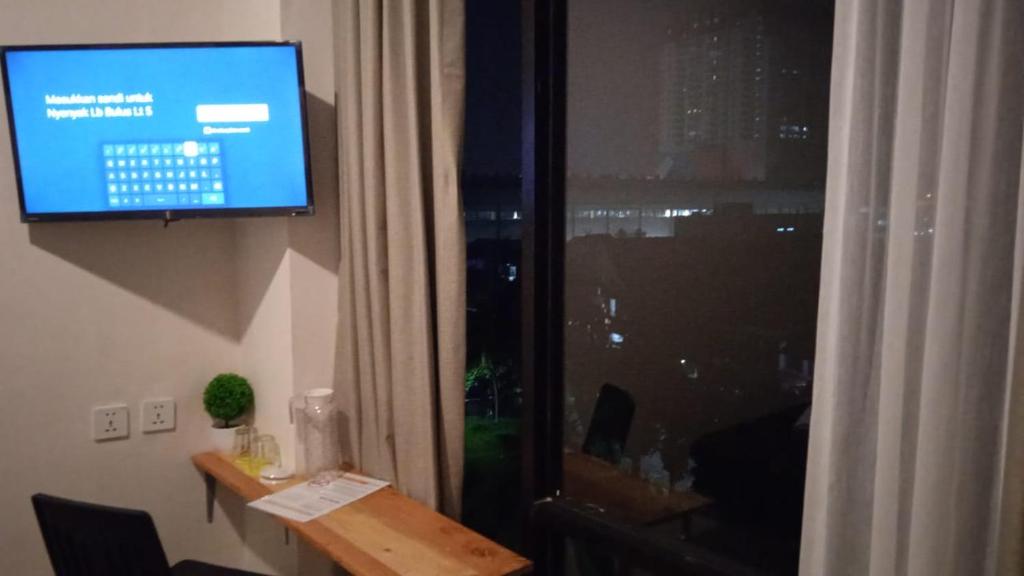 TV a/nebo společenská místnost v ubytování NYENYAK MRT Lebak Bulus Simatupang