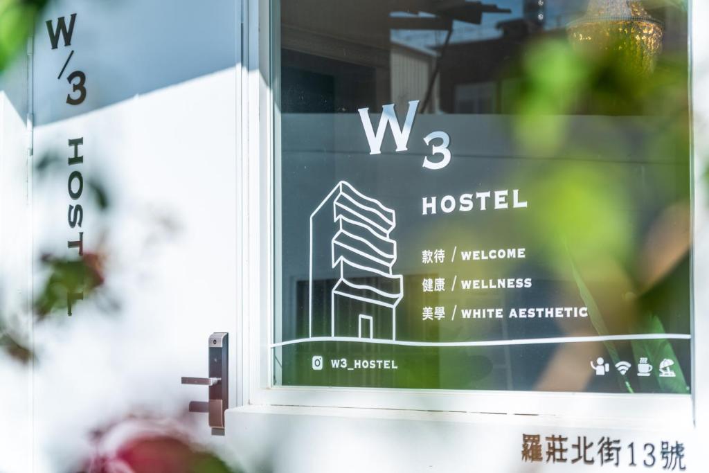 un signe dans une fenêtre d'un hôpital dans l'établissement W3 HOSTEL, à Luodong