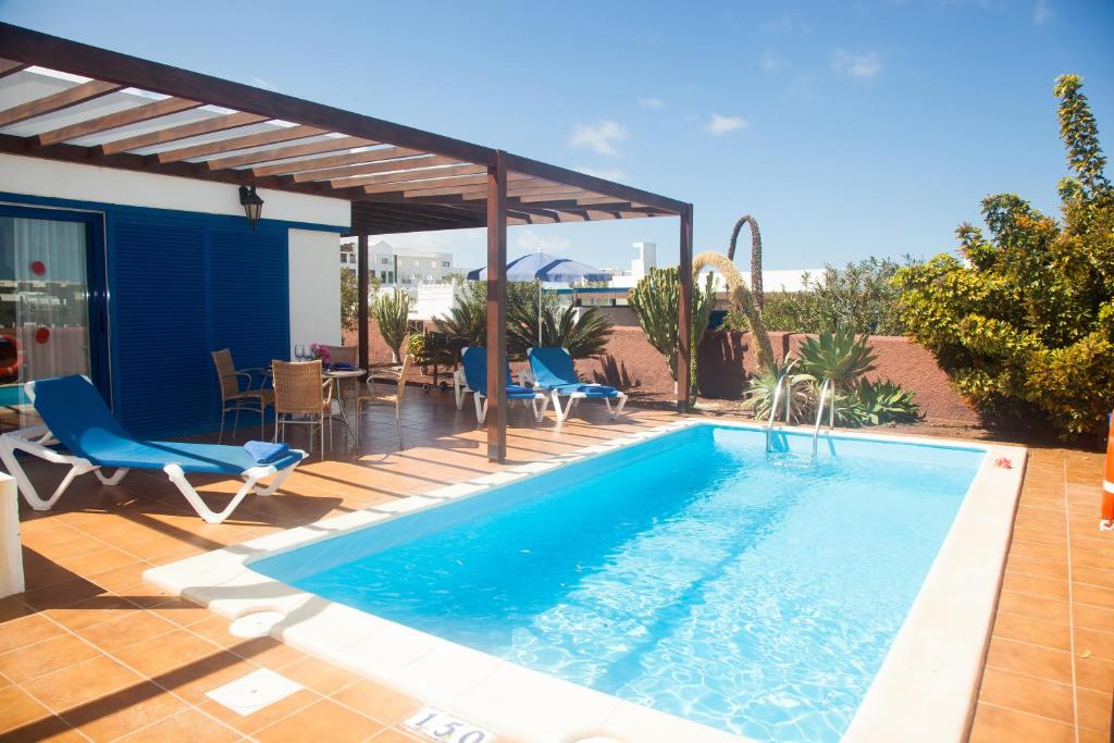 Bazén v ubytování Villas Las Marinas nebo v jeho okolí